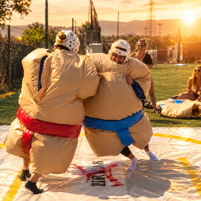 Humor amarillo con trajes de sumo hinchables